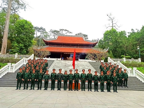 General Department of Defense Industry offers incense to President Ho Chi Minh
