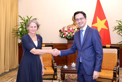 Australian Ambassador for climate change visits Vietnam