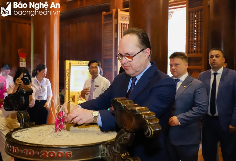Russian guests commemorate President Ho Chi Minh