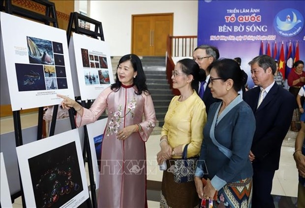 Photo exhibition on Vietnam’s seas and islands held in Laos