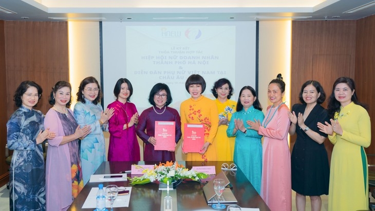 Hanoi Association for Women Entrepreneurs and Vietnamese Women Forum in Europe sign agreement