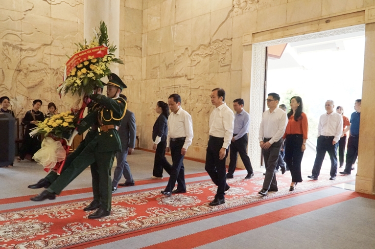 Chinese delegation commemorates President Ho Chi Minh