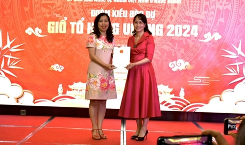 Deputy Minister of Foreign Affairs congratulates Vietnamese origin woman on being elected to district-level People's Council in Poland