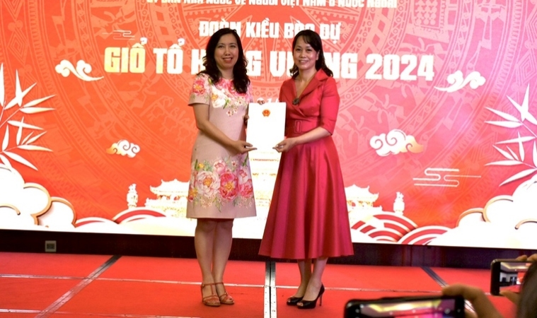 Deputy Minister of Foreign Affairs congratulates Vietnamese origin woman on being elected to district-level People s Council in Poland