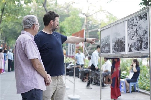Hanoi s photo exhibition depicts Vietnam’s significant victories in 20th century