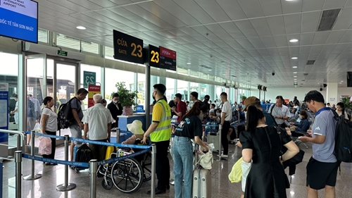 Passengers through Tan Son Nhat Airport to rise sharply during holidays