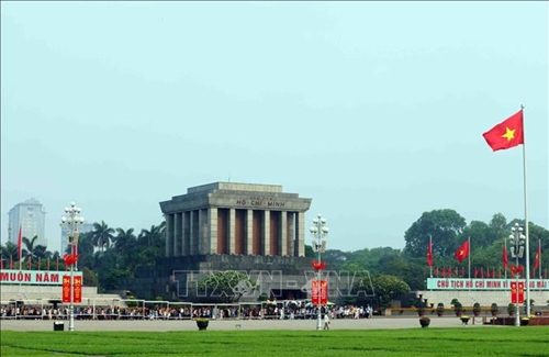 Over 61,000 people pay tribute to President Ho Chi Minh at his mausoleum on national holidays
