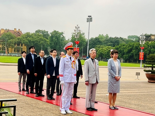 Japanese Minister of Education, Culture, Sports, Science and Technology visits President Ho Chi Minh mausoleum