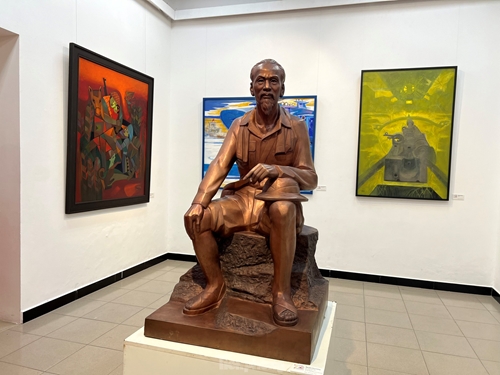 Bronze statue of Uncle Ho with Dien Bien Phu campaign on display