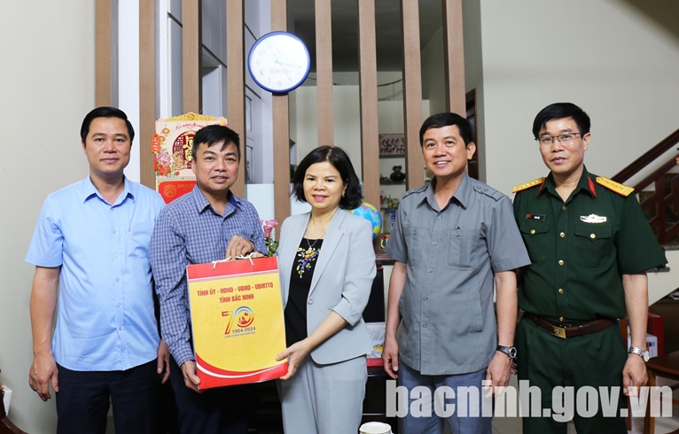 Bac Ninh leader visits Dien Bien soldiers in Tu Son city