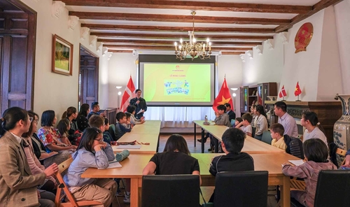 Vietnamese class held for overseas Vietnamese Children in Denmark