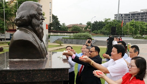 Flowers laid at the statue of Tagore in Bac Ninh province