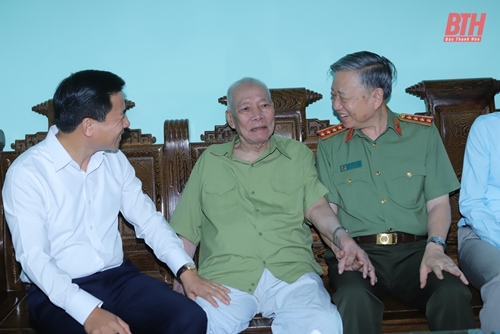 Minister of Public Security visits families with meritorious services to revolution in Thanh Hoa