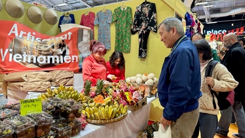 Vietnamese handicraft products displayed at Paris Fair