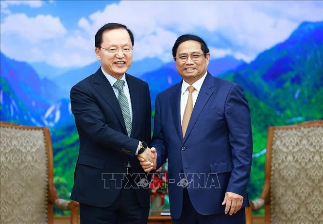 PM suggests Samsung see Vietnam as strategic manufacturing, export base