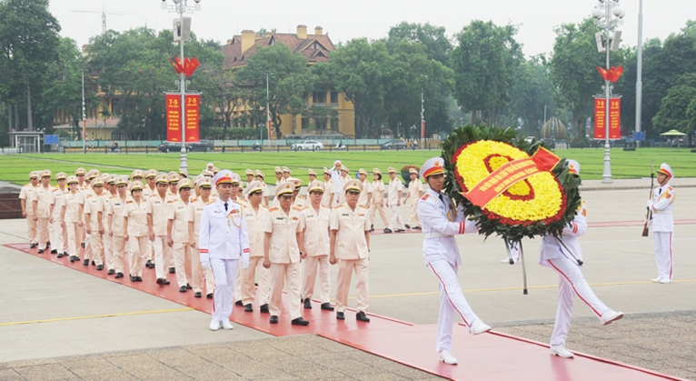 Leaders of Ministry of Public Security pay tribute to President Ho Chi Minh