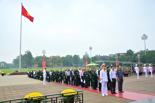 Delegation from Kon Tum province pays respect to President Ho Chi Minh