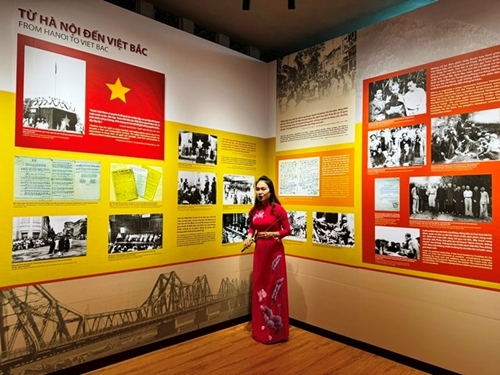 Photos related to President Ho Chi Minh’s contribution to Dien Bien Phu display