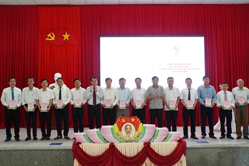 Phu Vang district honors typical followers of Uncle Ho