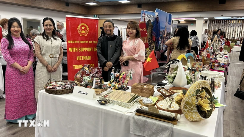 Vietnamese businesses join charity fair in Canada