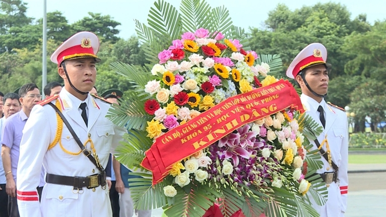 National Defense Academy offers flowers and incense to commemorate President Ho Chi Minh