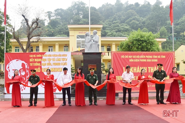 Monument Uncle Ho with border guards inaugurated in central province