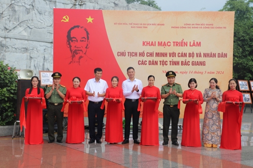 Exhibition President Ho Chi Minh with officials and people of all ethnic groups in Bac Giang province opened