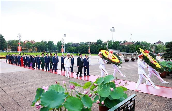 Leaders pay tribute to President Ho Chi Minh to mark his 134th birthday