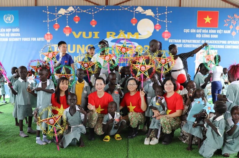 Vietnam's peacekeeping force brings MidAutumn festival to children in