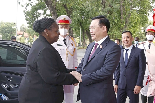 La présidente de l Assemblée du Mozambique termine sa visite au Vietnam