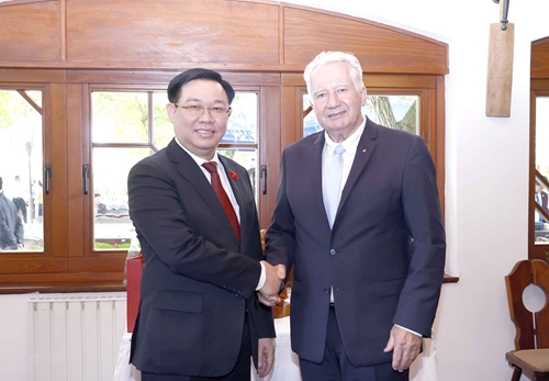 Le président de l’AN Vuong Dinh Hue poursuit ses activités en Hongrie