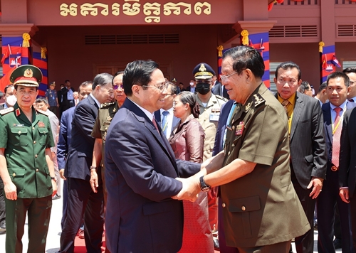 Les dirigeants du PCV félicitent les 71 ans de la fondation du Parti du peuple cambodgien