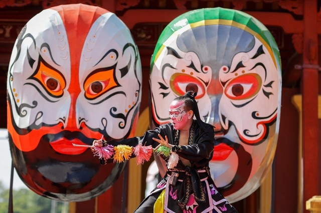 L art du Tuông descend dans la rue au Festival de Hue 2022