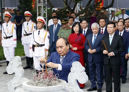 Le président Nguyên Xuan Phuc offre de l’encens à la mémoire du secrétaire général Nguyên Van Cu