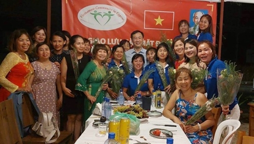 Contributions des Vietnamiens en R de Chypre au développement du pays hôte