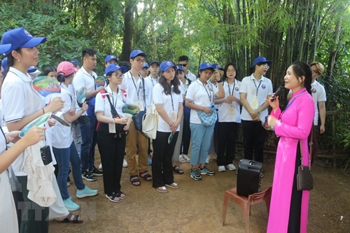 Camp d été du Vietnam 2022 visite du village natal du Président Hô Chi Minh