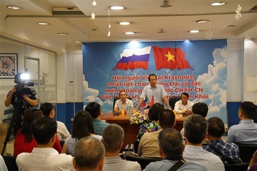 L ambassadeur du Vietnam en Russie rencontre des Vietnamiens à Krasnodar