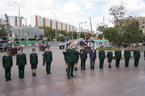 La délégation vietnamienne à Army Games offre des fleurs au Monument du Président Ho Chi Minh