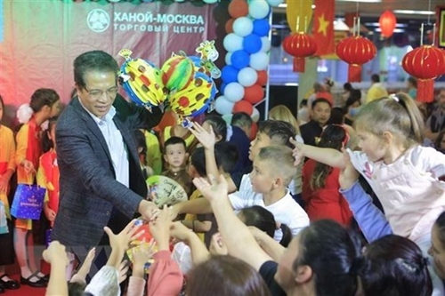 La Fête de la mi-automne 2022 organisée pour les enfants vietnamiens à l étranger