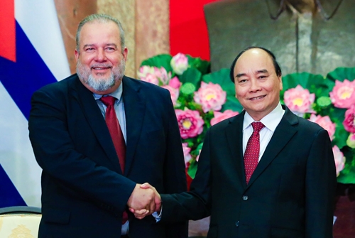Vietnam et Cuba affirment la détermination d approfondir leur relation exemplaire