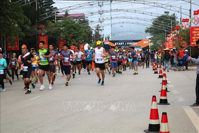 Bientôt compétition de marathon Courir sur la route du bonheur à Ha Giang