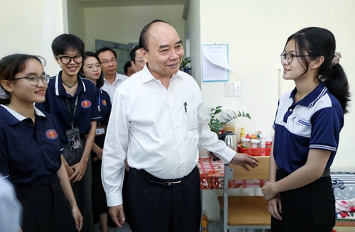 Le président Nguyen Xuan Phuc à la rentrée scolaire de l’Université nationale de HCM-Ville