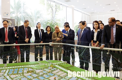 La présidente singapourienne rend visite au parc industriel VSIP Bac Ninh