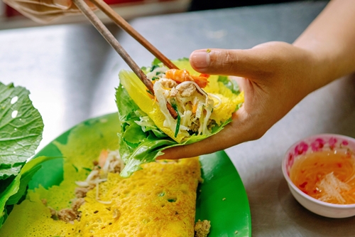 Tasting Table loue les banh xeo et nem lui du Vietnam