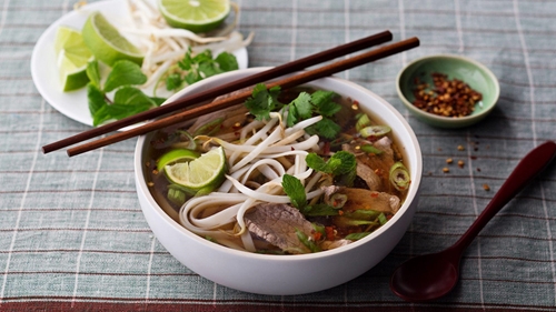 TasteAtlas le ‘’pho’’ vietnamien parmi les 100 plats les plus populaires au monde