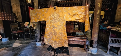 Des Ao Dai de la dynastie des Nguyen en exposition à Thua Thien-Hue