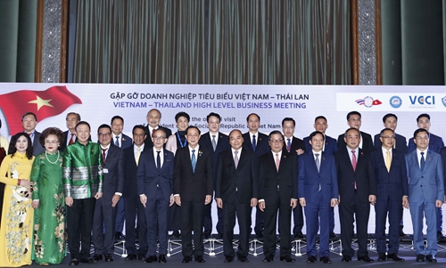 Le président Nguyen Xuan Phuc rencontre des dirigeants de grandes entreprises thaïlandaises