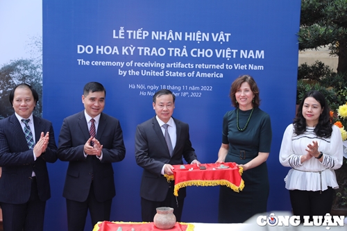 Le Musée national d histoire du Vietnam reçoit des antiquités remises par les États-Unis