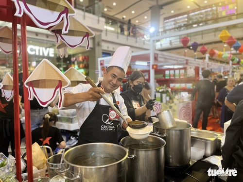 Le phở très prisé à la Semaine des produits vietnamiens en Thaïlande