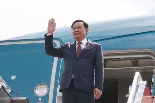 Le président de l AN Vuong Dinh Huê entame une visite officielle aux Philippines